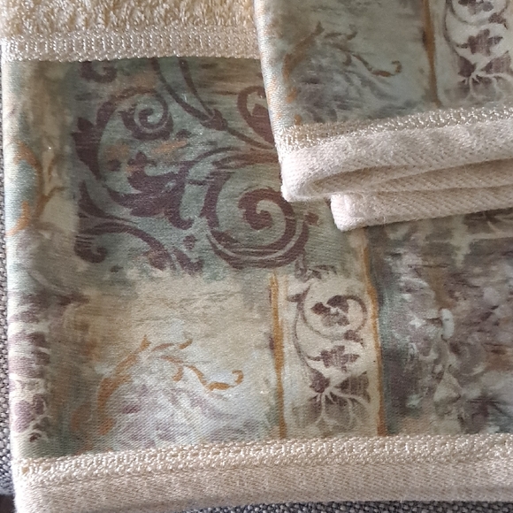 Croscill Cream and Patterned Bath Towel 1 Set.